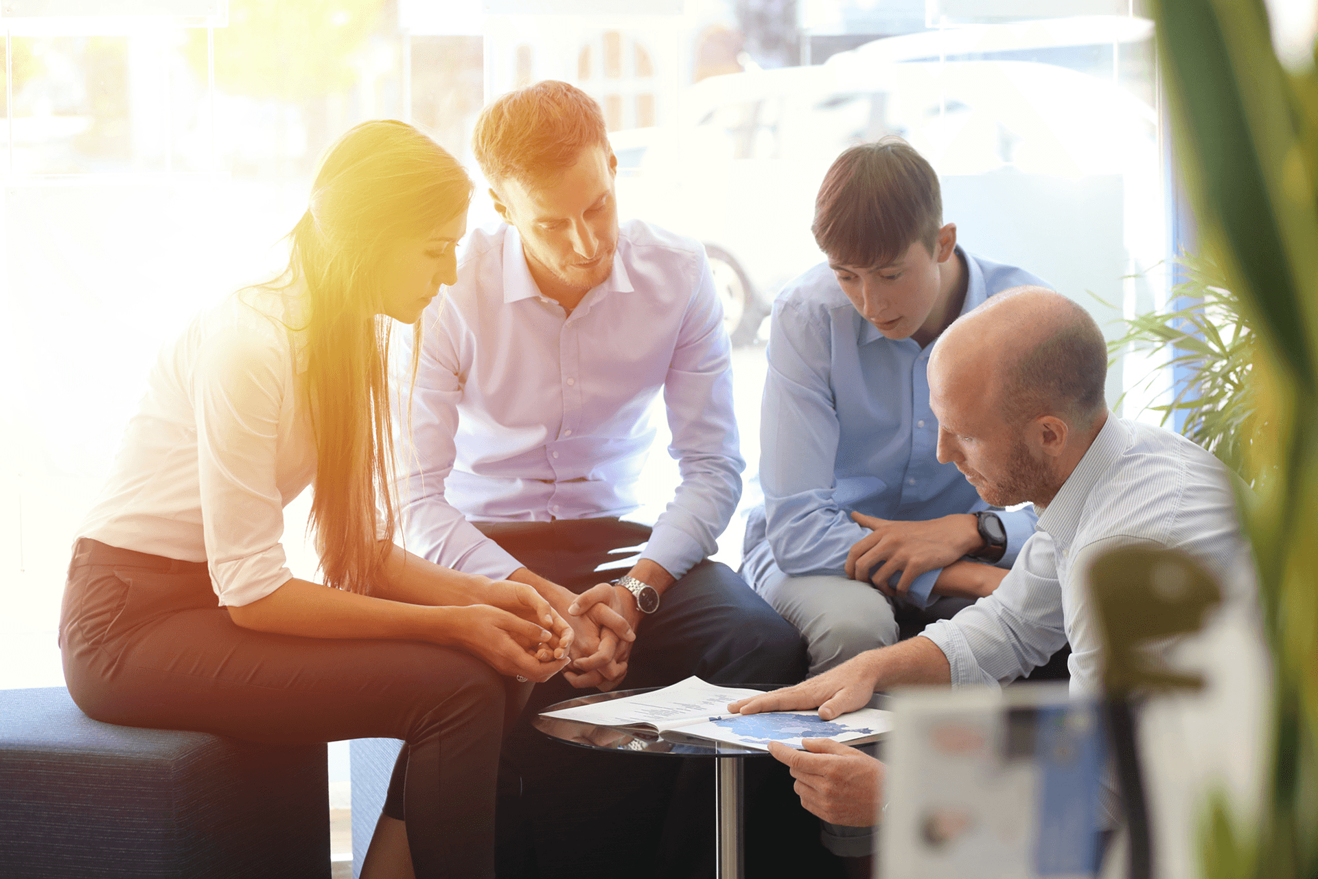 Team bespricht sich im Büro
